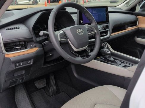 Certified 2025 Toyota Grand Highlander FWD image 9