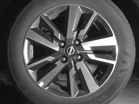 Used 2025 Nissan Versa SV FWD image 14