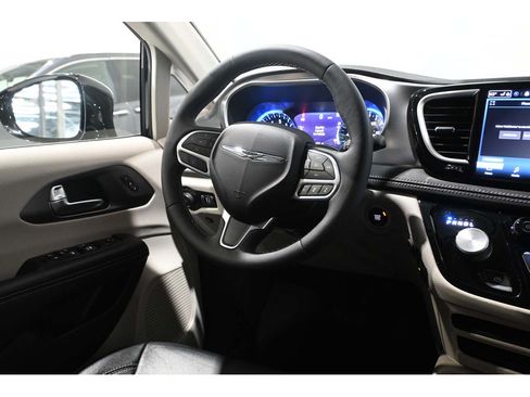 Used 2022 Chrysler Pacifica Touring-L FWD image 23