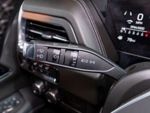 Used 2025 GMC Yukon XL Denali image 29