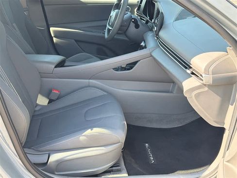 Used 2022 Hyundai Elantra Blue image 12