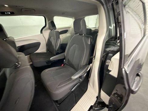 Used 2022 Chrysler Voyager LX FWD image 23