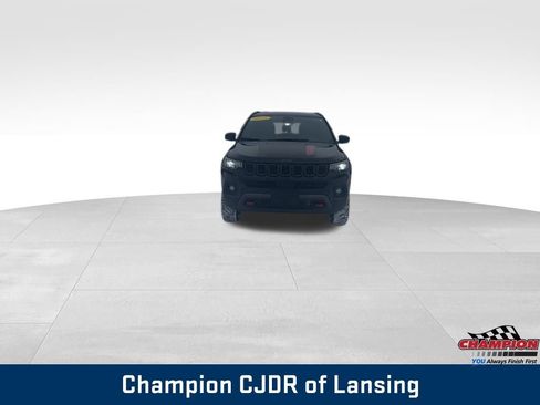 Used 2025 Jeep Compass Trailhawk image 9