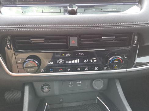 Used 2025 Nissan Rogue SL w/ Tech Package FWD image 10