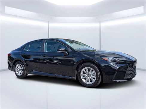 Used 2025 Toyota Camry LE image 1