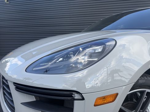 Certified 2021 Porsche Macan Turbo AWD/4WD image 32