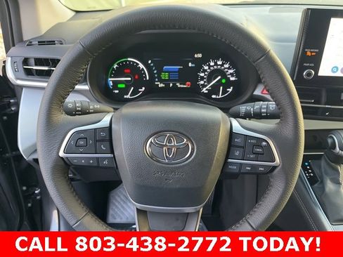 Used 2025 Toyota Sienna XLE image 18