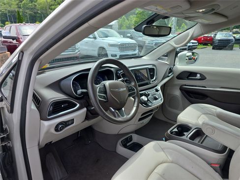 Used 2020 Chrysler Pacifica Touring-L FWD image 21