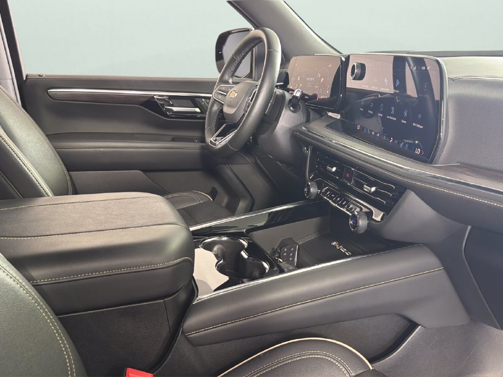 Used 2025 Chevrolet Suburban Premier RWD image 37