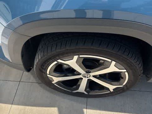 Certified 2025 Volkswagen Taos SEL image 9