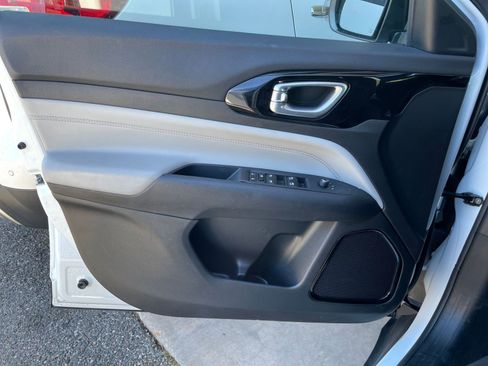 Used 2025 Jeep Compass Limited image 18