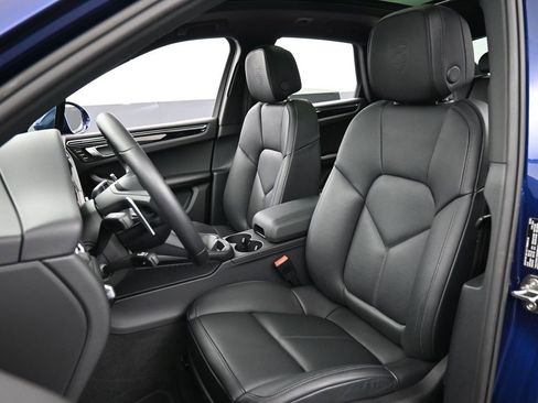 Certified 2025 Porsche Macan image 5