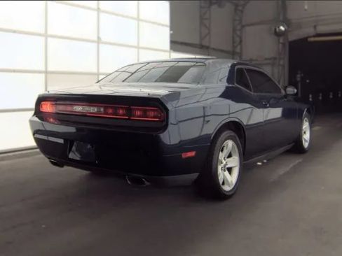 Used 2014 Dodge Challenger SXT RWD image 2