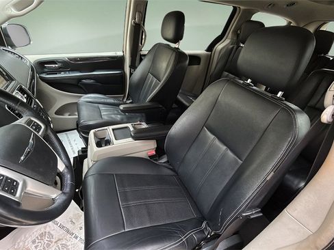 Used 2014 Chrysler Town & Country Touring image 16