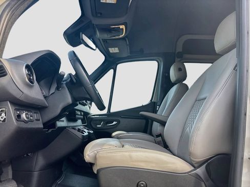 Used 2024 Mercedes-Benz Sprinter 2500 image 40