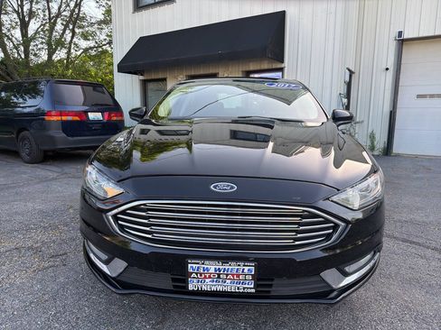 Used 2017 Ford Fusion SE w/ Equipment Group 201A FWD image 2
