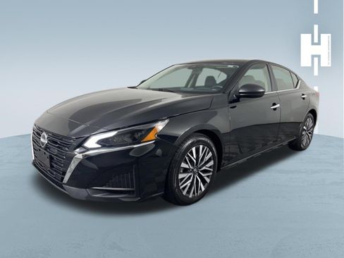 Used 2024 Nissan Altima 2.5 SV FWD image 4