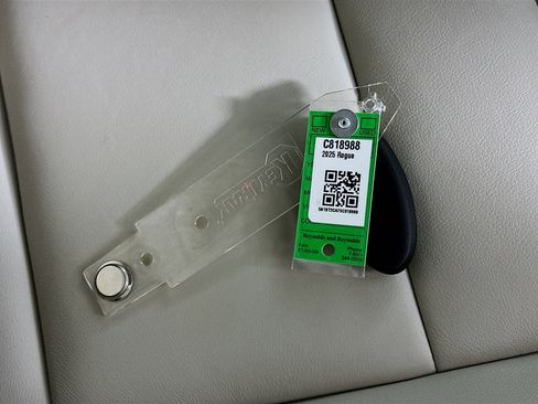 Used 2025 Nissan Rogue SL image 32