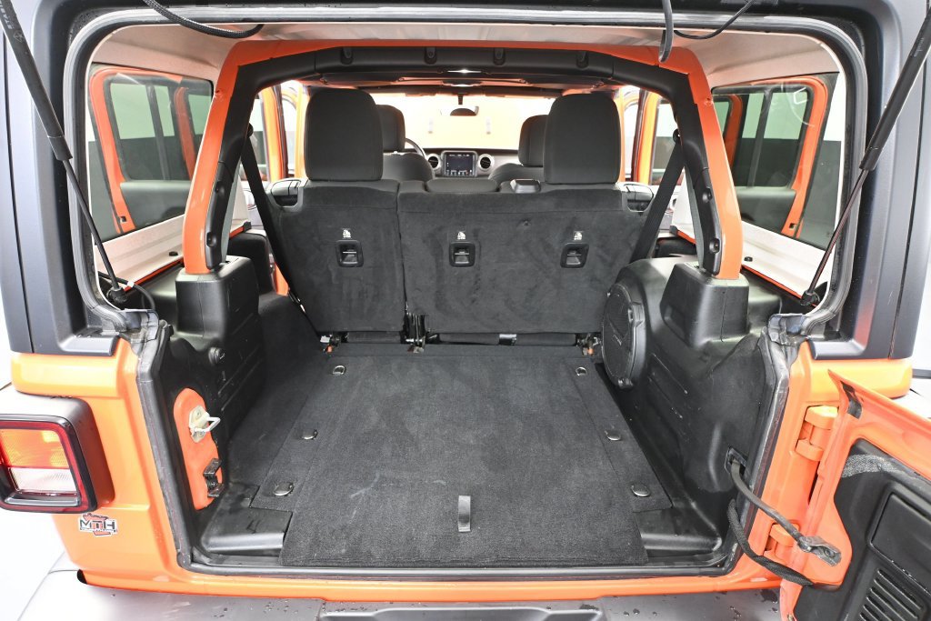 Used 2018 Jeep Wrangler Unlimited Sahara w/ Dual Top Group AWD/4WD image 30