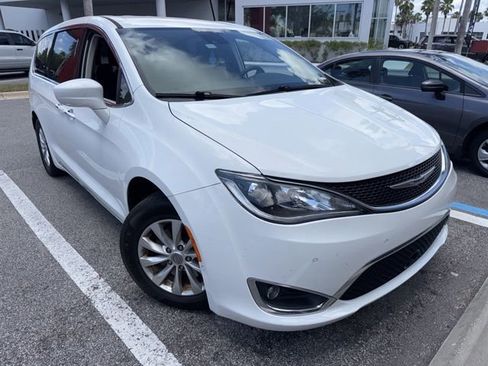 Used 2019 Chrysler Pacifica Touring Plus w/ Advanced Safetytec Group FWD image 2