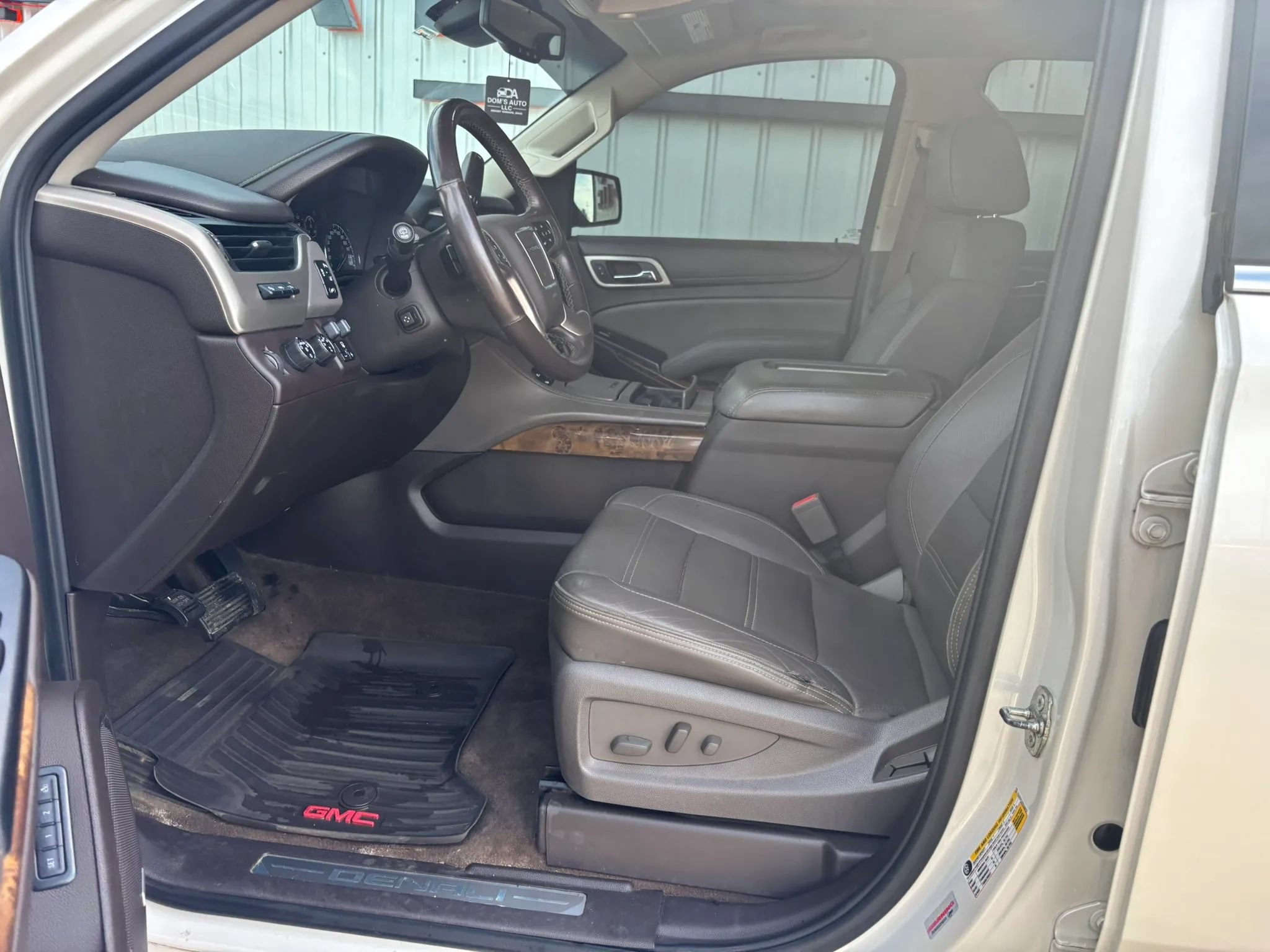 Used 2015 GMC Yukon Denali w/ Touring Package AWD/4WD image 23