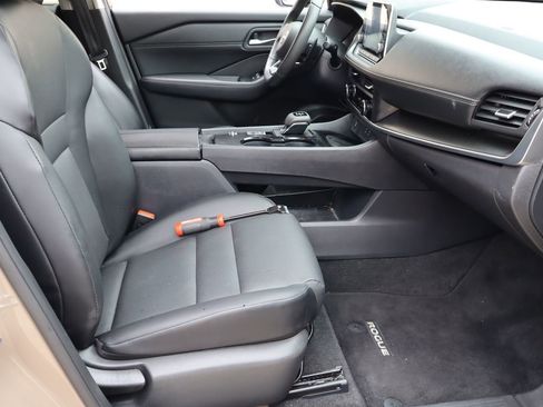 Used 2024 Nissan Rogue SV w/ SV Premium Package FWD image 17