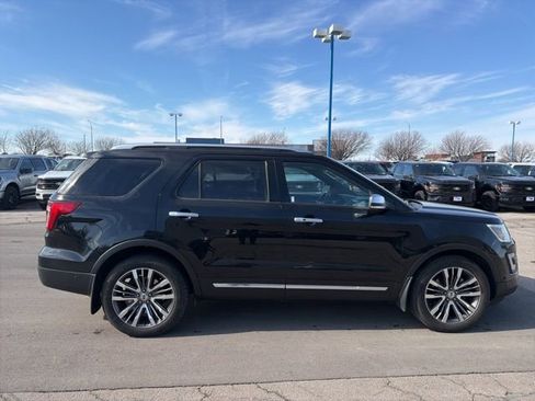 Used 2017 Ford Explorer Platinum image 3