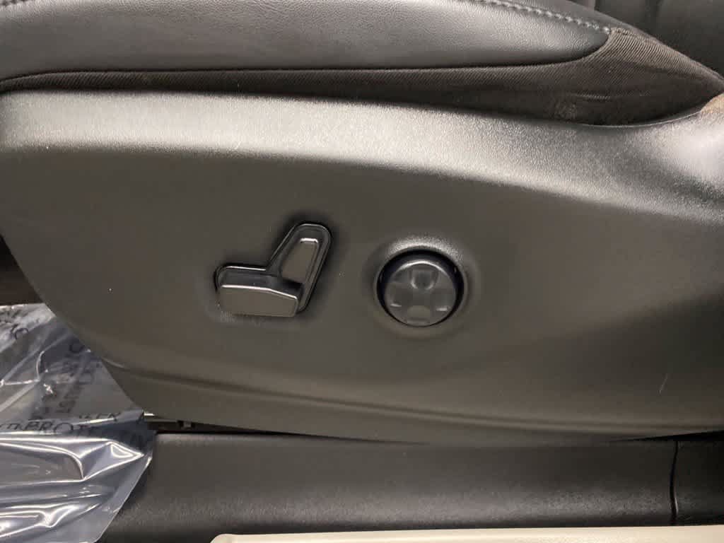 Used 2024 Chrysler Pacifica Touring-L FWD image 13