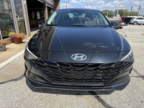 Used 2021 Hyundai Elantra SE FWD image 3