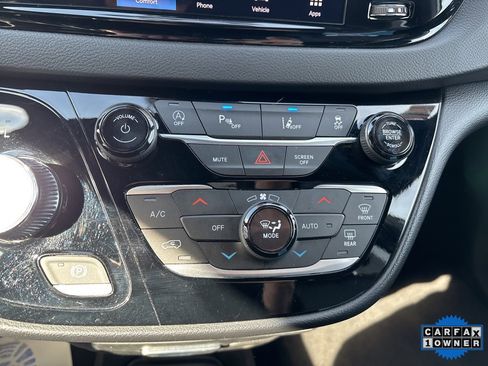 Used 2025 Chrysler Pacifica Select image 5