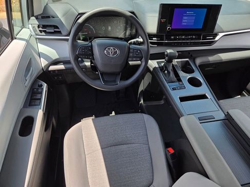 Used 2025 Toyota Sienna LE FWD image 7