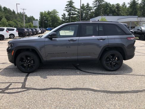 Used 2023 Jeep Grand Cherokee Altitude AWD/4WD image 6