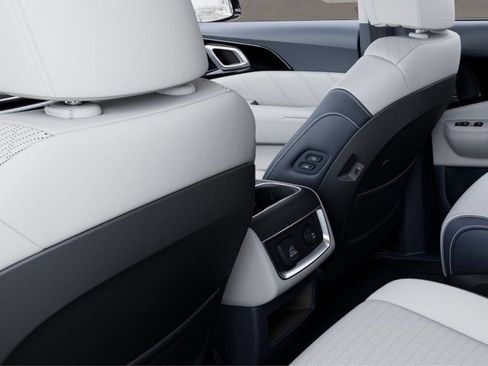New 2025 Kia Carnival SX Prestige FWD image 27