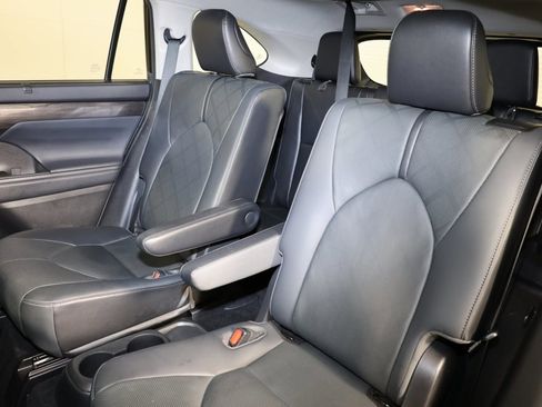 Used 2021 Toyota Highlander Platinum image 11