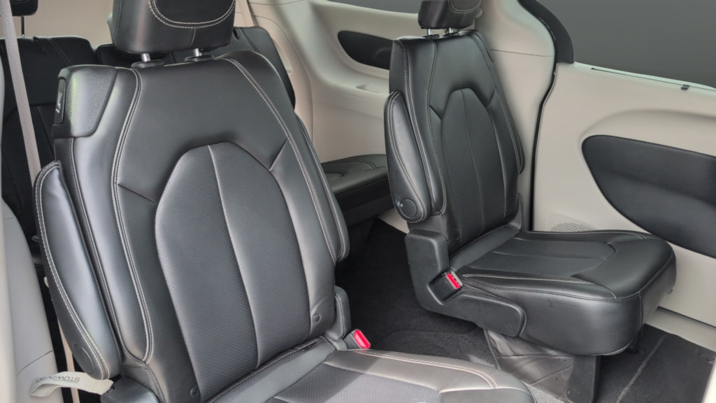 Used 2024 Chrysler Pacifica Touring-L FWD image 24
