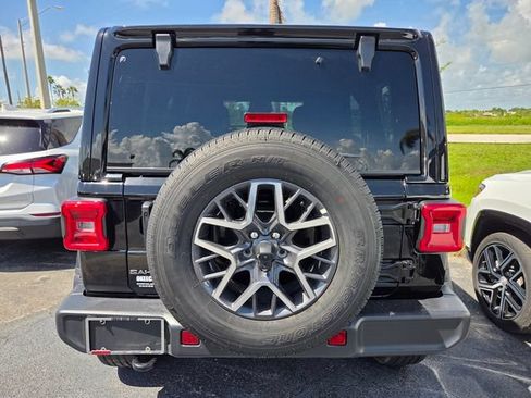 Used 2026 Jeep Wrangler Unlimited Sahara AWD/4WD image 5
