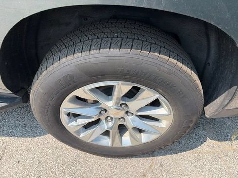 Used 2023 Chevrolet Suburban Premier AWD/4WD image 12
