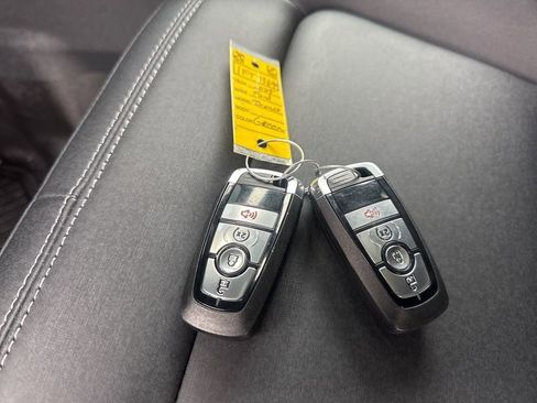 Used 2025 Ford Bronco Badlands image 34