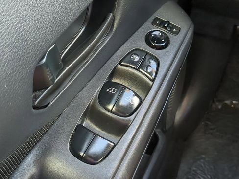 Used 2021 Nissan Kicks S FWD image 17