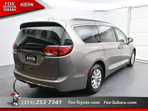 Used 2017 Chrysler Pacifica Touring-L FWD image 15
