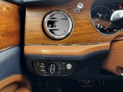 Used 2023 Bentley Bentayga Extended Wheelbase image 27