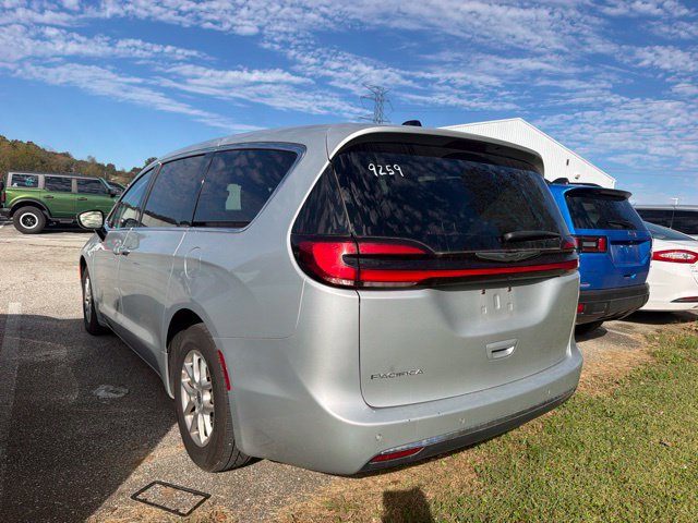 Used 2024 Chrysler Pacifica Touring-L FWD image 4
