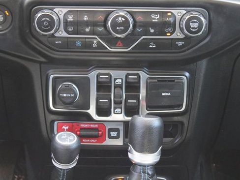 Used 2022 Jeep Wrangler Unlimited Rubicon 4xe w/ Cold Weather Group AWD/4WD image 18