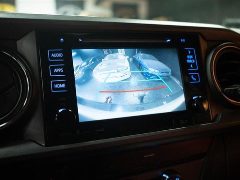 Used 2018 Toyota Tacoma TRD Sport image 18