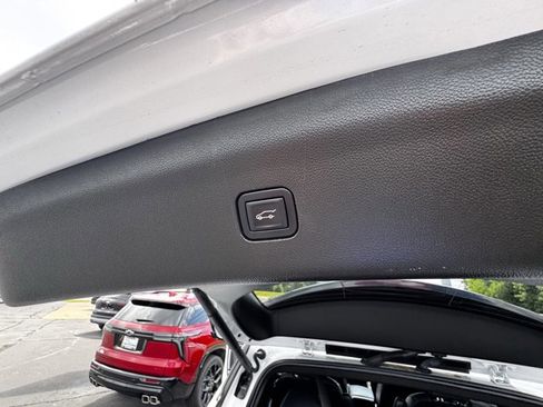 Used 2023 Buick Enclave Essence image 10