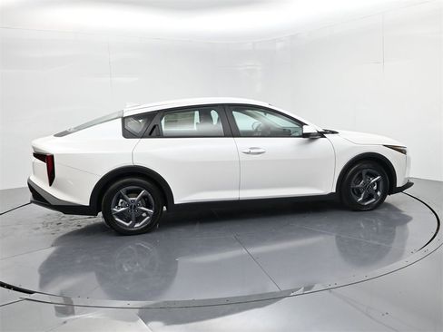 New 2025 Kia K4 LXS image 8