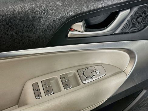 Used 2025 Genesis G70 2.5T RWD image 15