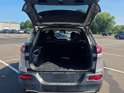 Used 2017 Jeep Cherokee Limited AWD/4WD image 6
