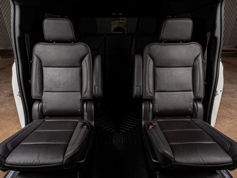 Used 2023 Chevrolet Suburban High Country image 36