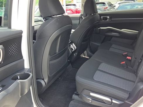 Used 2023 Kia Sorento LX FWD image 9